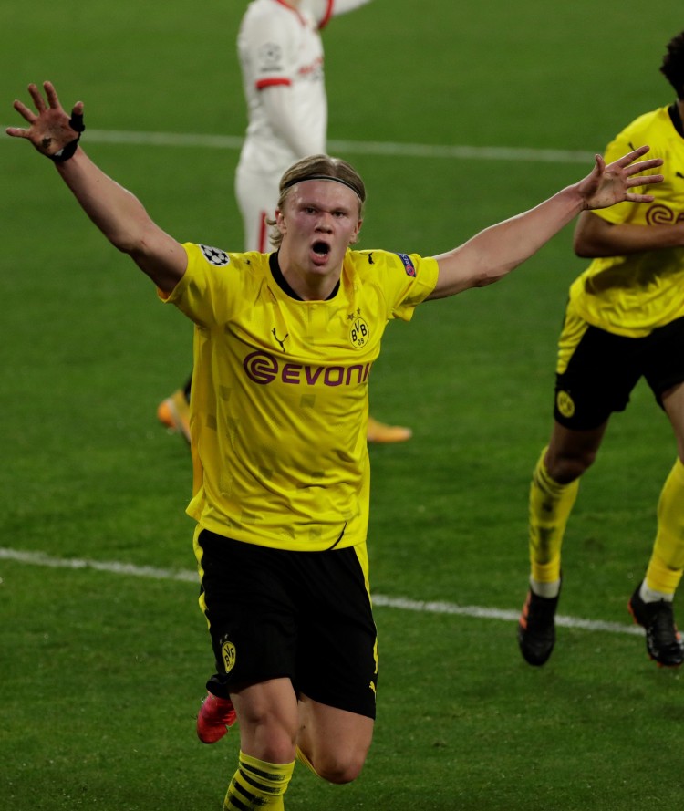 她不仅在发 她不仅在发